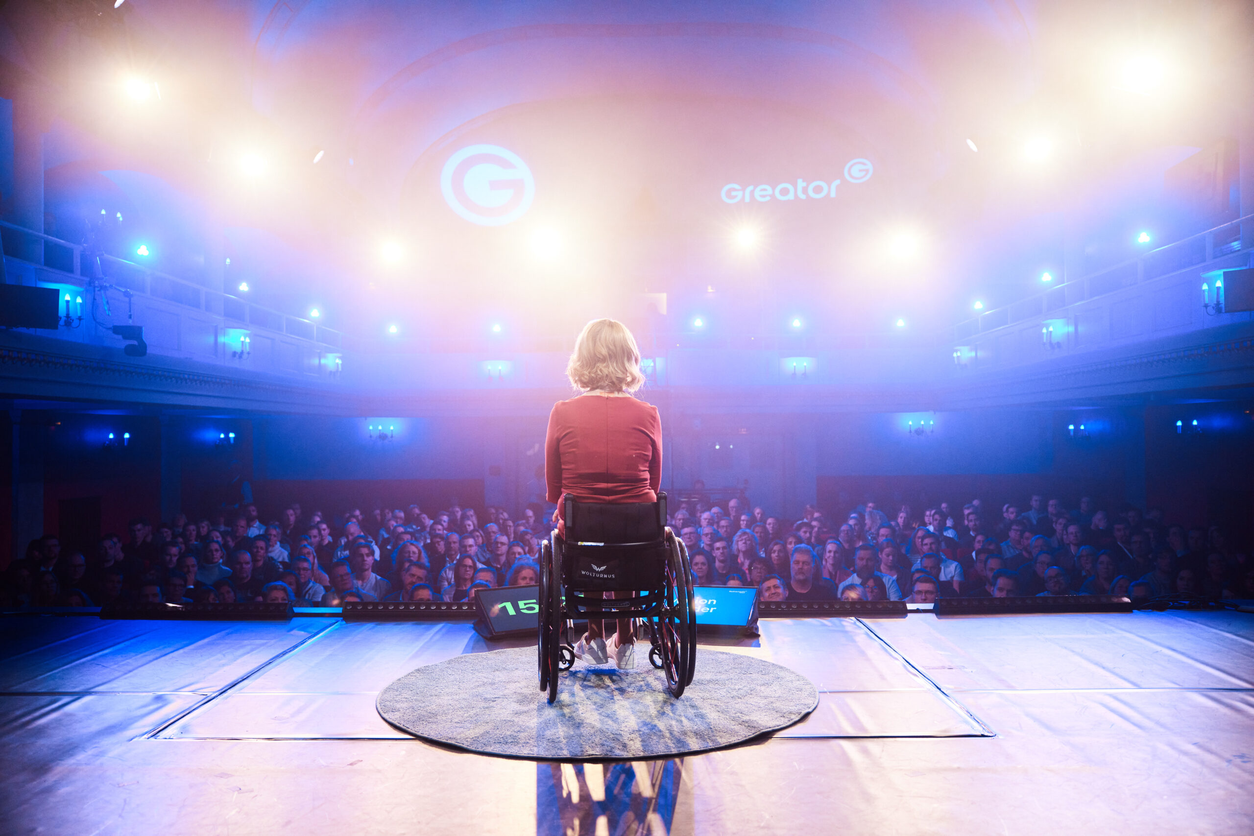 Marion Bender als Keynote Speakerin auf der Bühne beim Vortrag über Veränderung